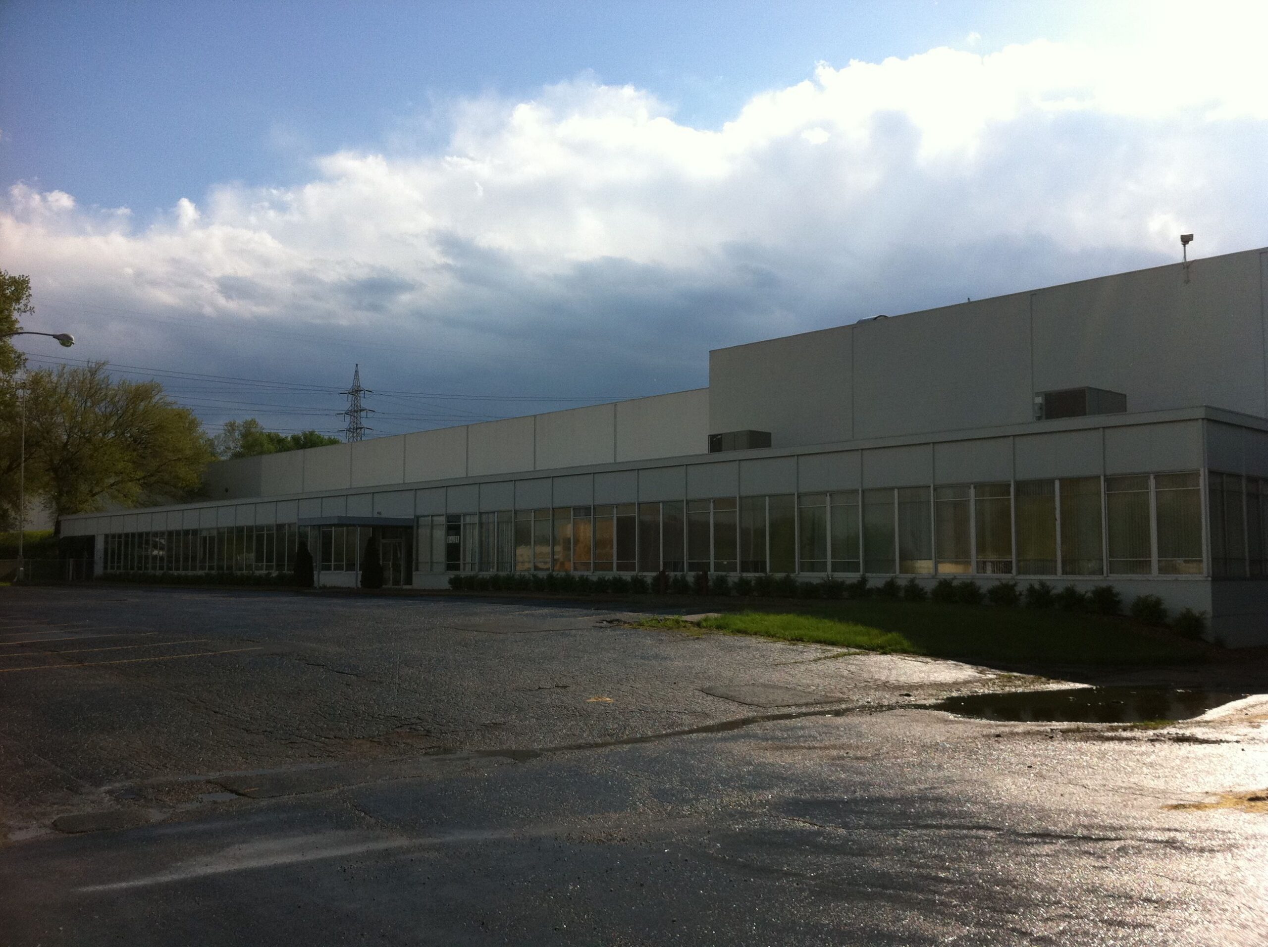 Kingsland Industrial Warehouse lower-level frontage